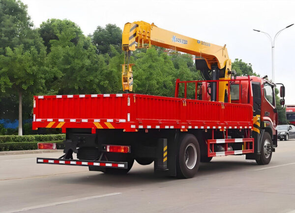 Foton 6×4 straight boom truck-mounted crane, with a maximum lifting capacity of 16 tons - Image 2